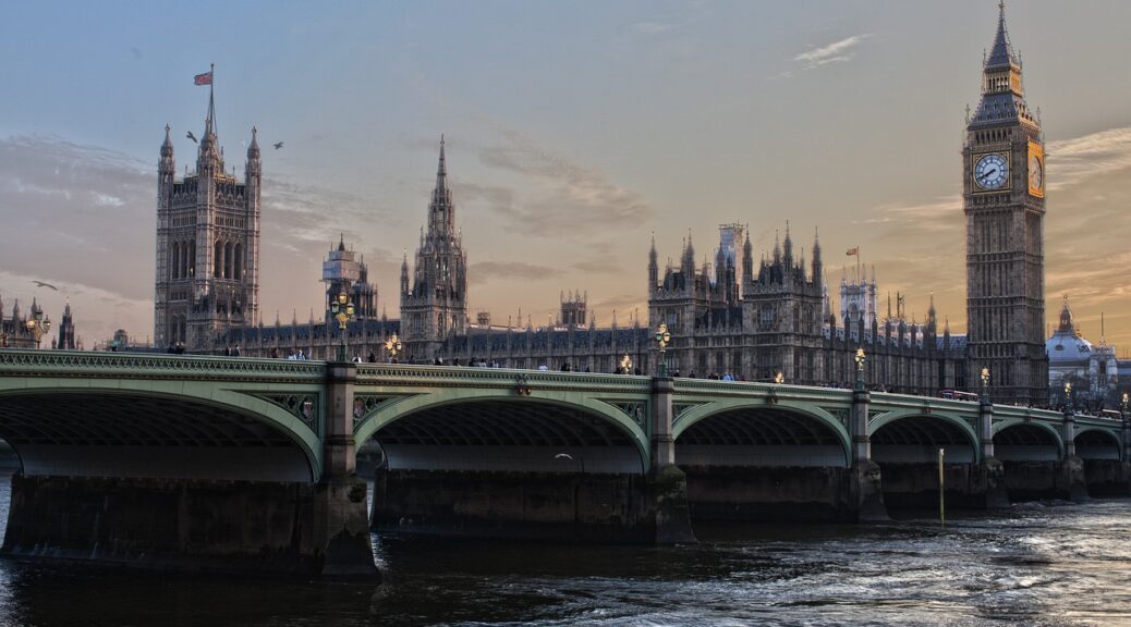Widok na most Westminsterski, Wieżę Big Ben oraz Pałac Westminsterski w Londynie o zmierzchu